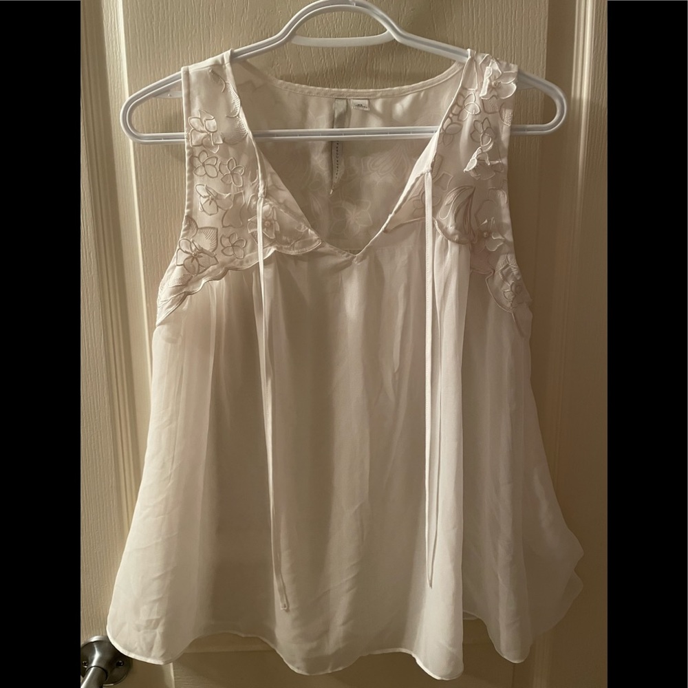 Gorgeous flowy white tank top